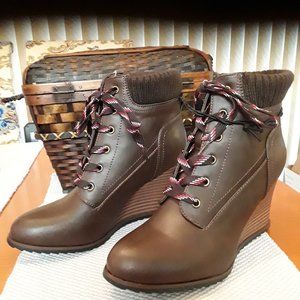 Nautica Brandt Wedge Bootie Brown, Size 9.